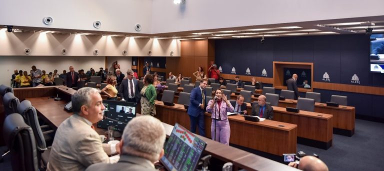 ALERJ aprova linha de crédito de até R$ 80 mil para taxistas