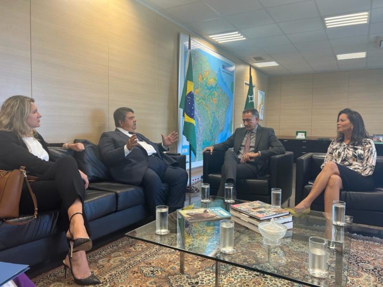 Ministro da Integração recebe propostas do coop para o desenvolvimento regional