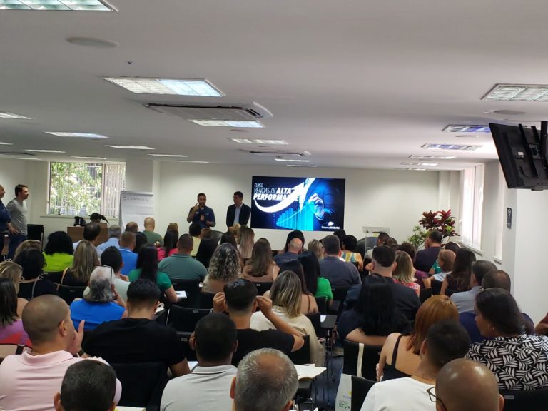 Cerca de 100 dirigentes, sócios e empregados de cooperativas do RJ iniciam Curso Vendas de Alta Performance