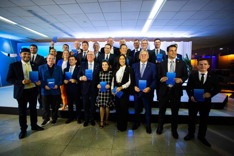 Frencoop é oficializada com 325 parlamentares