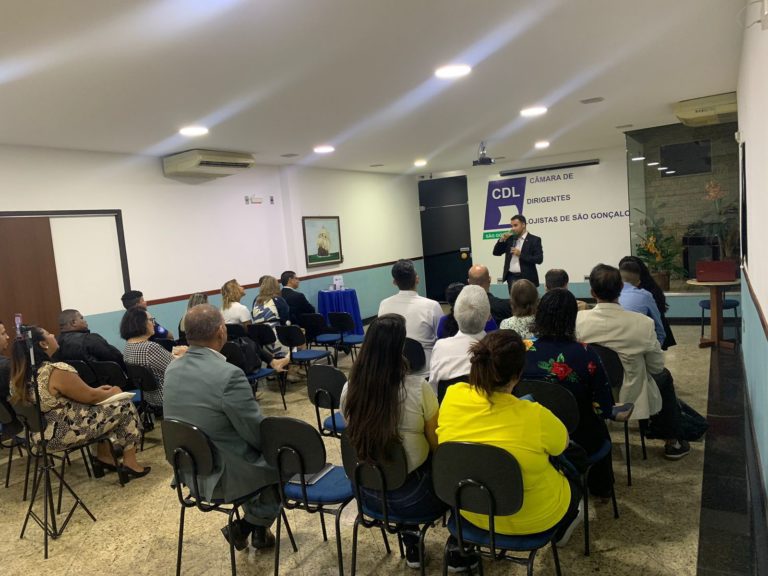 Superintendente Abdul Nasser ministra palestra sobre cooperativismo a empresários de São Gonçalo