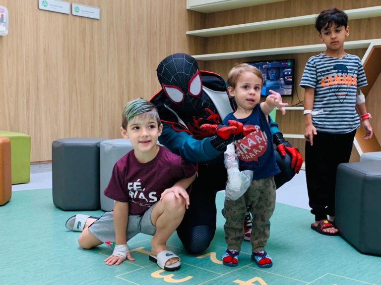 Voluntário vestido de “Homem-Aranha” visita crianças internadas no Hospital Unimed Volta Redonda