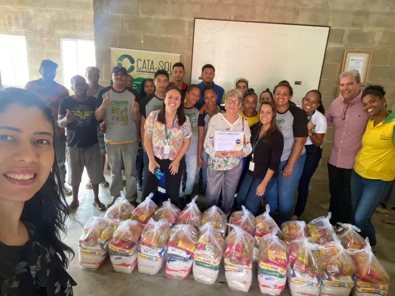 Colaboradores do Sicoob Fluminense entregam cestas básicas