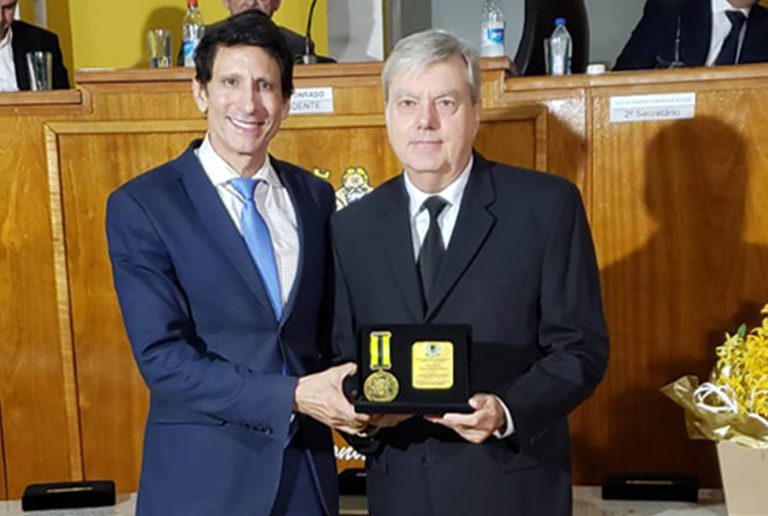 Presidente da Unimed Volta Redonda recebe a Medalha Getúlio Vargas na Câmara Municipal
