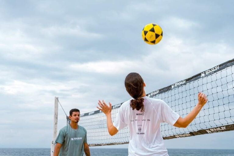 Unimed-Rio promove ação “Mude 1 Hábito” com a prática do futmesa no verão carioca