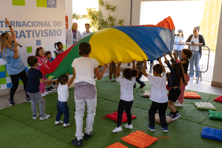 CoopsDay 2025: histórias, teatro e mágica encantam crianças no Espaço Cultural Infantil