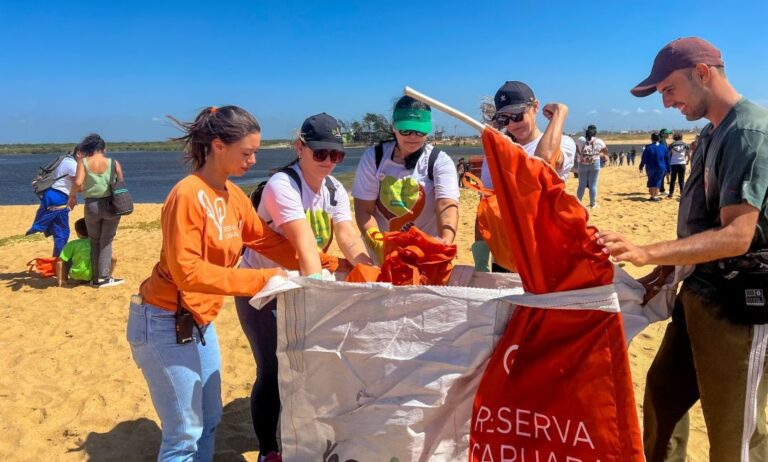 Unimed Campos participa do Clean Up Day junto com empresa parceira
