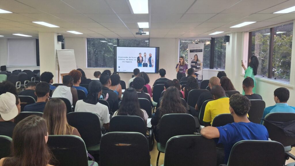 Jovens visitam sede do Sistema OCB/RJ e conhecem o coop