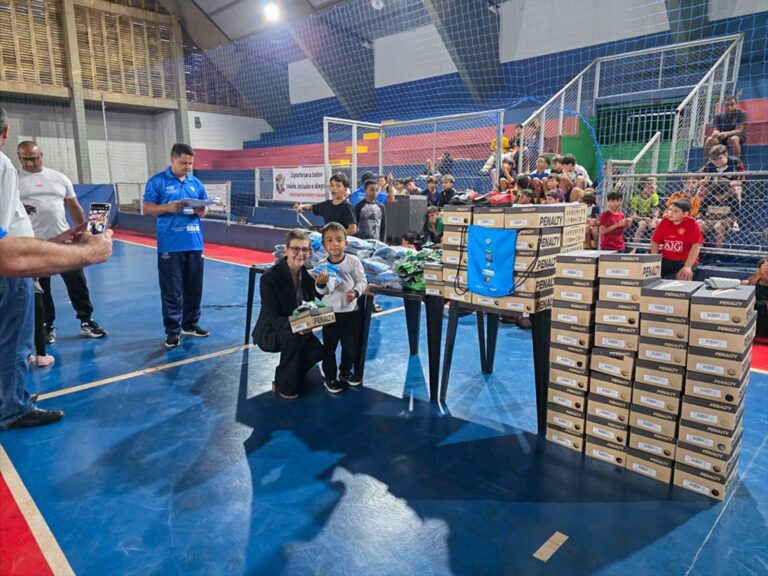Projeto Futsal Educando pelo Esporte realiza entrega oficial de uniformes em Cândido Mota