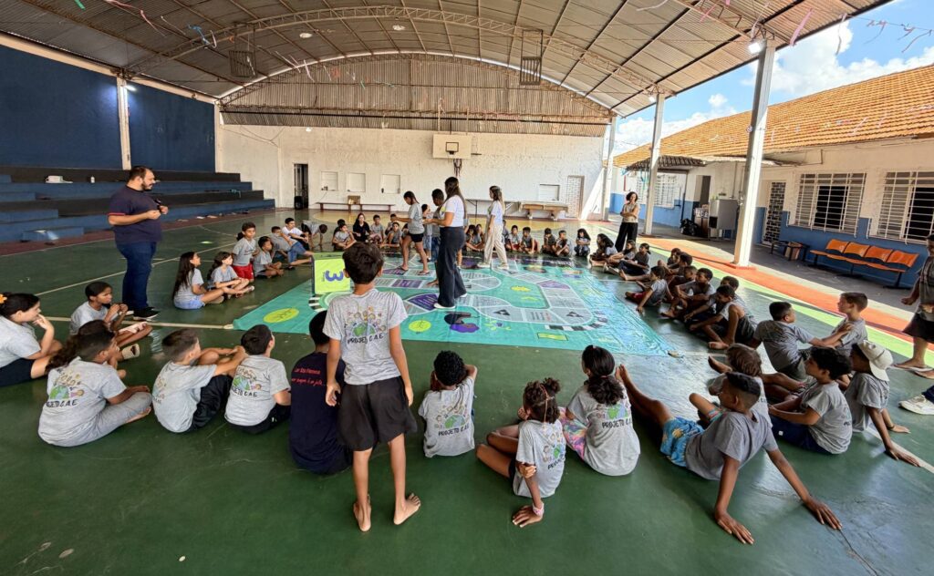 Sicoob Paulista une celebrações ao doar livros e chocolates para instituições de Presidente Prudente