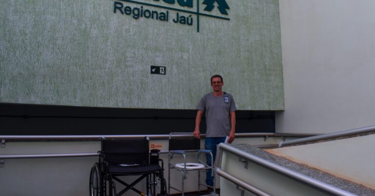 Unimed Regional Jaú realiza doação de cadeira de rodas e de banho a instituição