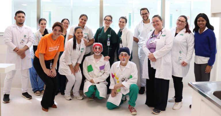 Esquete teatral em alusão ao abril pela segurança do paciente é realizada na unimed regional jaú