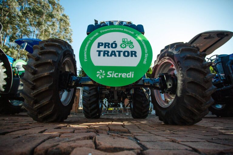 Sicredi Dexis em Santo Antônio do Jardim se destaca no programa Pró-Trator
