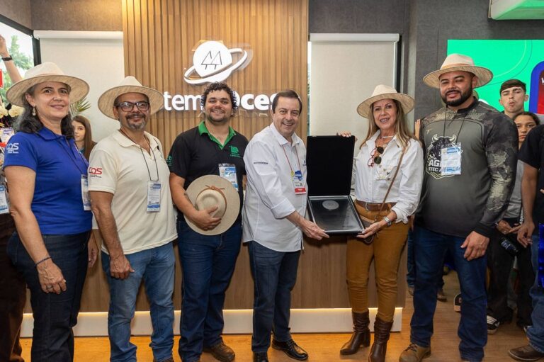 Sistema Ocesp homenageia 25 anos da cooperativa-escola da ETEC Astor de Mattos Carvalho durante AgriSHOW