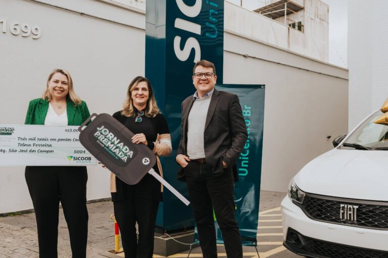 Cooperada recebe primeiro carro sorteado em campanha do Sicoob UniCentro Br