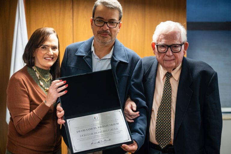 Médico cooperado da Unimed Petrópolis recebe Medalha Honoris Causa do Instituto Carlos Chagas