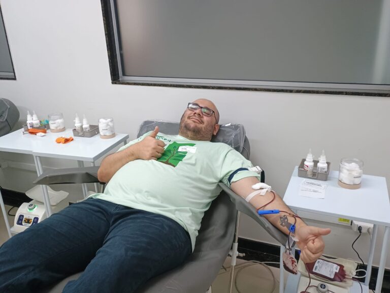 Unimed Bauru e Hemovida homenageiam doadores de sangue com entrega de camisetas