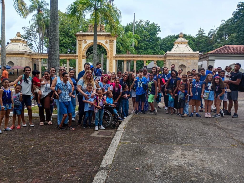 Dia do Abraço Azul: Cooprona transforma escuta em inclusão