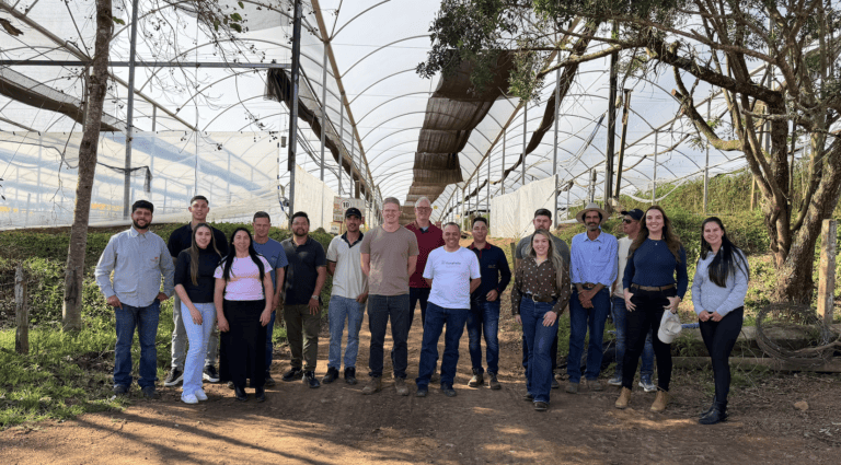 Encontro reúne produtores de alstroemerias da Cooperflora para troca de conhecimento em Andradas