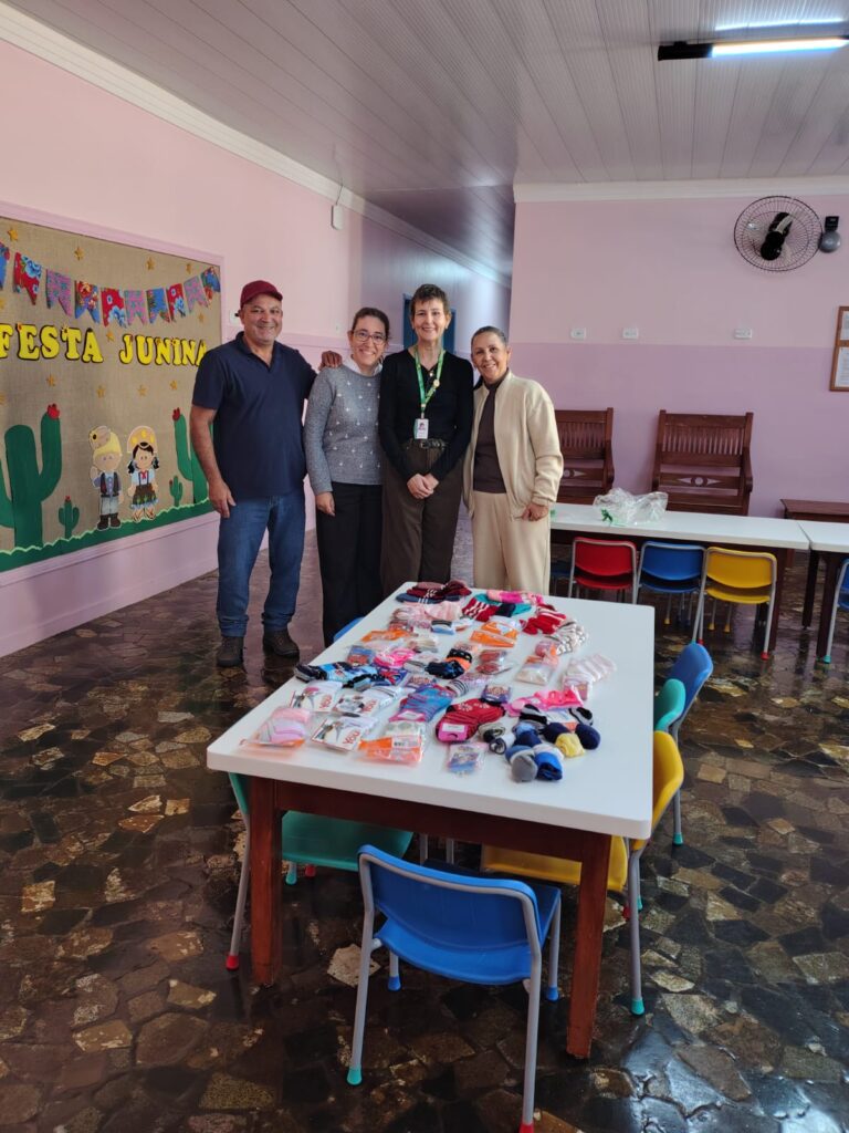 Unimed Assis – Instituto UniAssis realiza doação de meias e gorros para creche em Cândido Mota