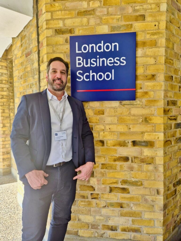 Thiago Salgado representa a Sicoob Cocre em intercâmbio internacional na London Business School