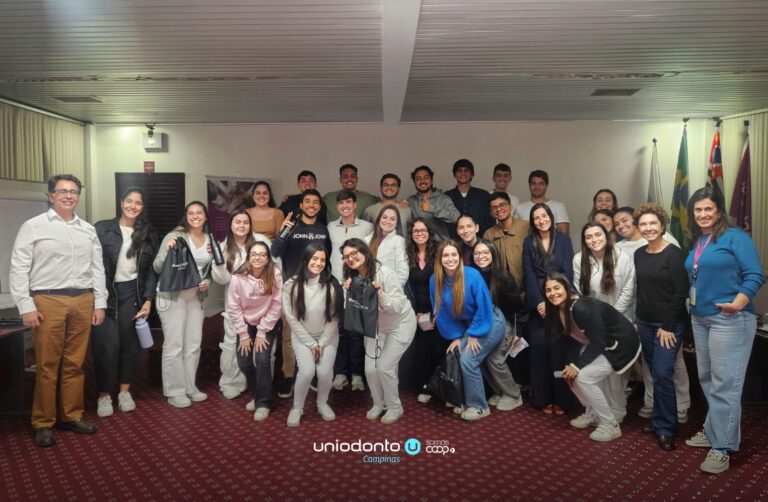 Uniodonto Campinas recebe estudantes da PUC-Campinas para encontro sobre cooperativismo