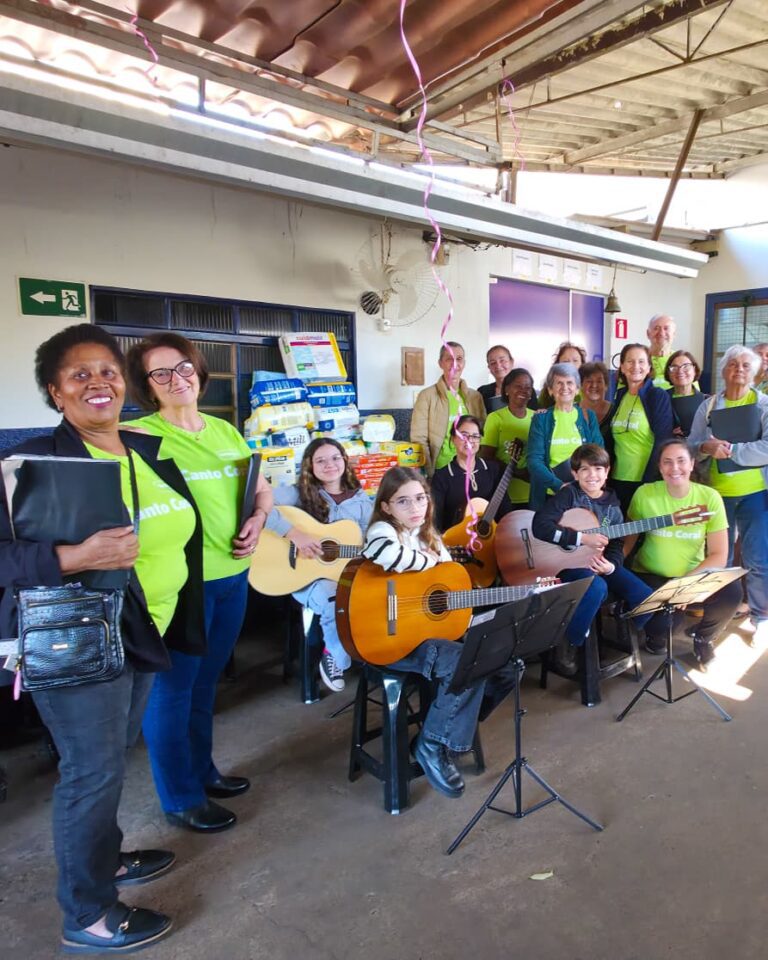 Coral da Unimed Assis leva música, alegria e solidariedade à Instituição de Longa Permanência para Idosos
