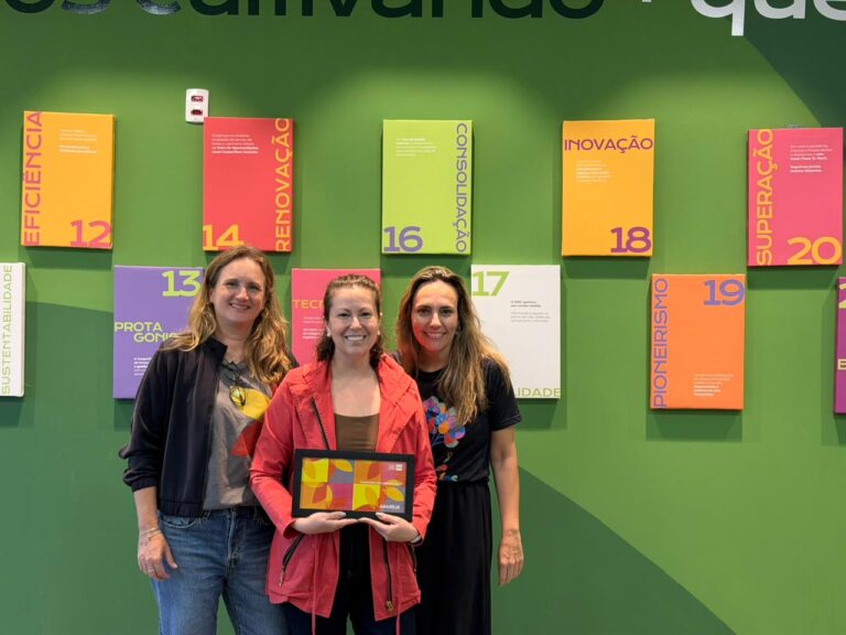 Associação Amarílis entrega placa de reconhecimento à Cooperflora por apoio a projeto social