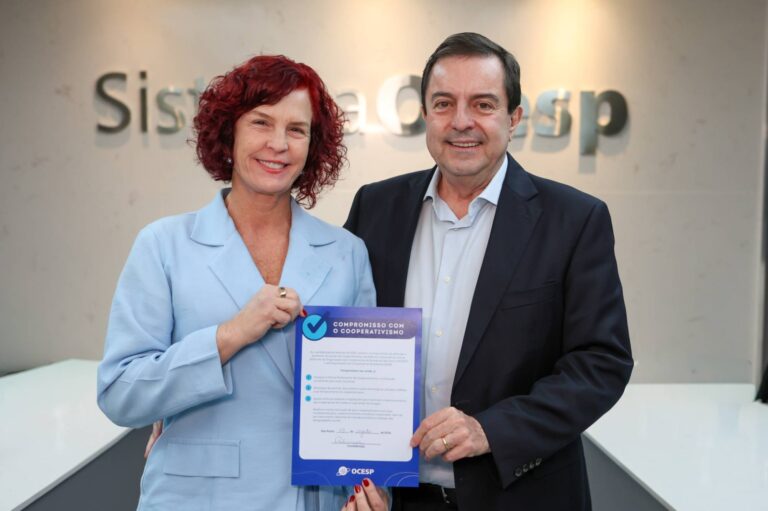 Flávia Lancha assina compromisso com o cooperativismo
