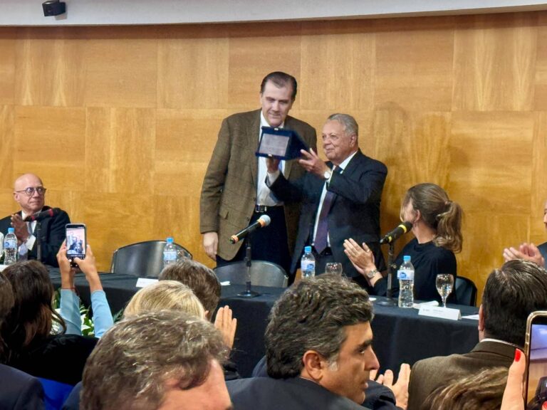 Roberto Rodrigues recebe honraria da FGV