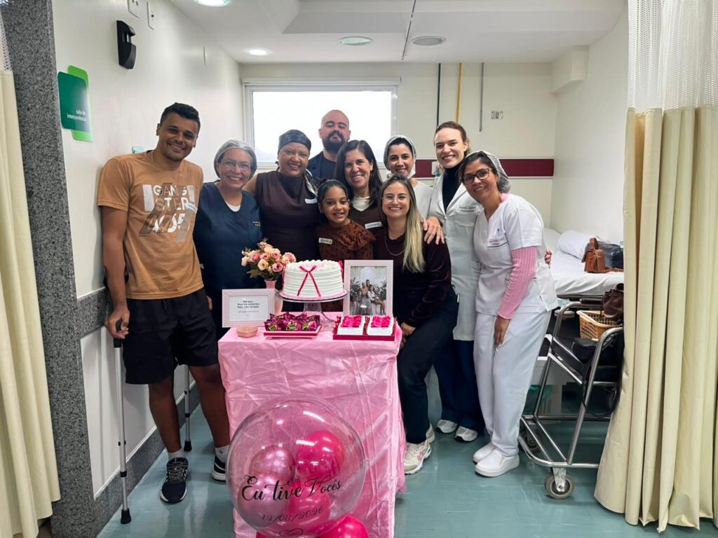 Paciente celebra alta da quimioterapia ao lado da equipe de Oncologia do Hospital Unimed Petrópolis