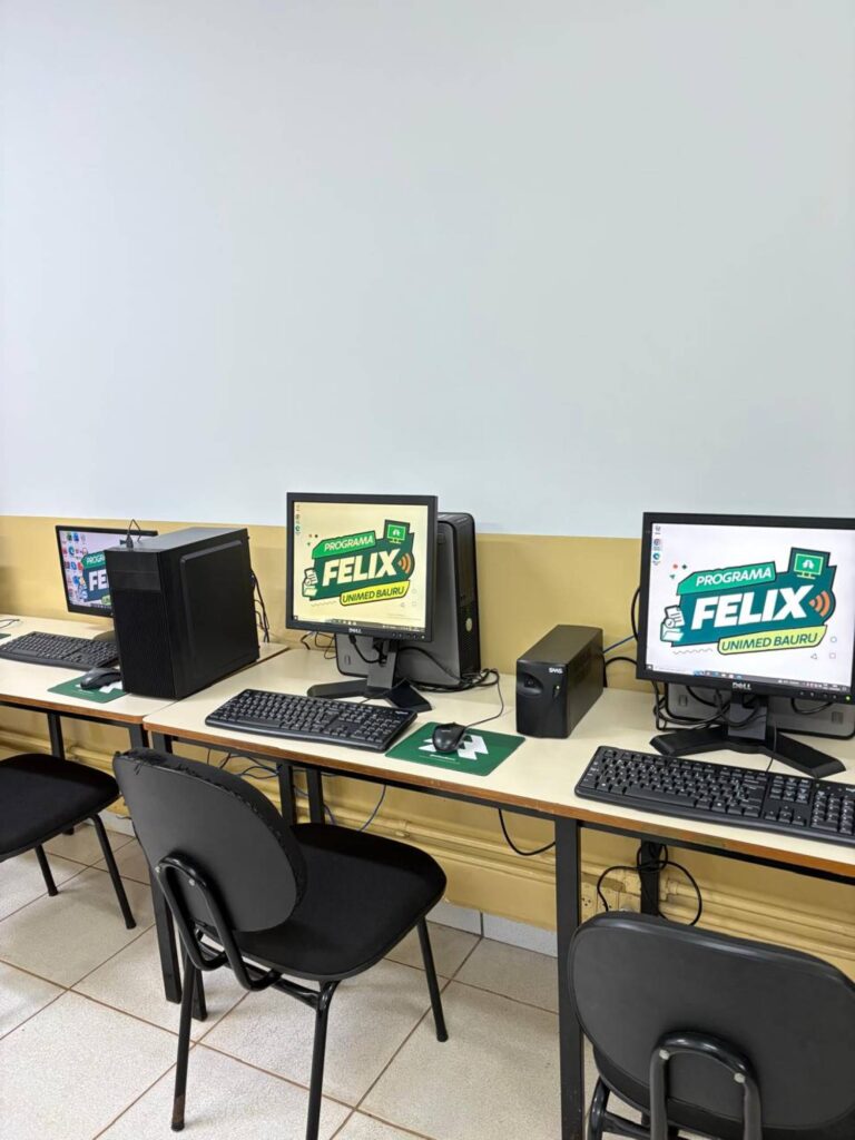 Programa Félix, da Unimed Bauru, doa computadores para o Projeto Seara de Luz