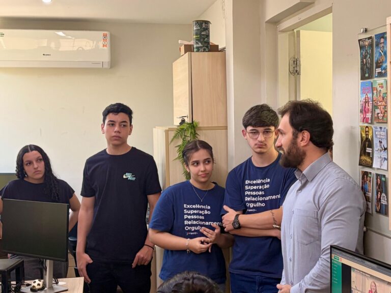 Unimed Amparo recebe jovens aprendizes para encontro sobre saúde e qualidade de vida no trabalho