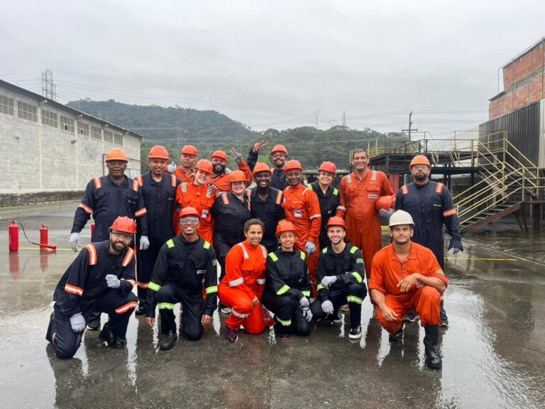 COLABORADORES DA UNIMED PETRÓPOLIS PARTICIPAM DE FORMAÇÃO DA BRIGADA DE INCÊNDIO