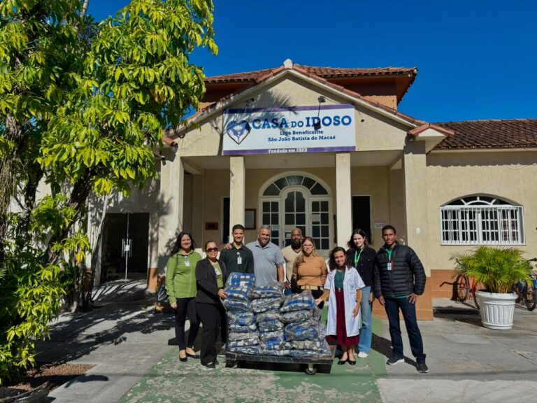 Hospital Unimed Costa do Sol doa cobertores para Casa do Idoso