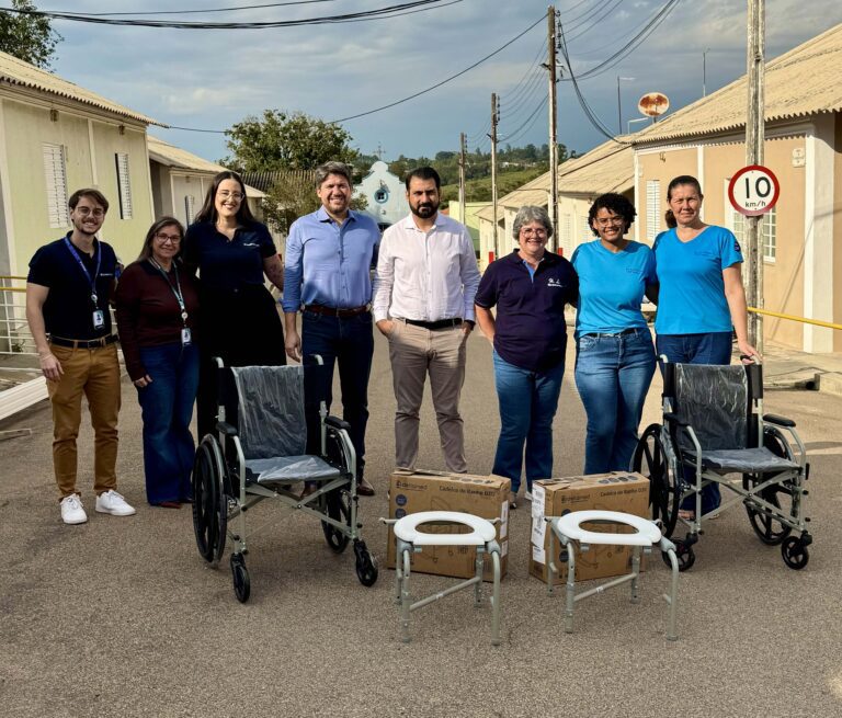 Sicoob cooplivre e hl equipamentos doam cadeiras de rodas e de banho para lar dos velhinhos de capivari