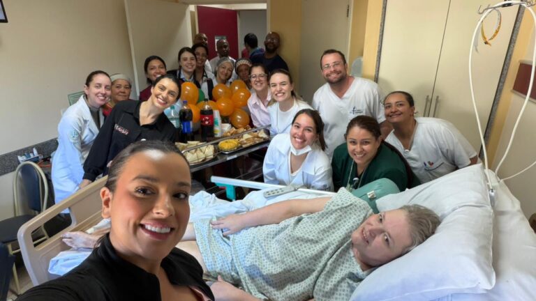 Após um ano de internação, paciente recebe homenagem da equipe ao deixar o Hospital Unimed Petrópolis