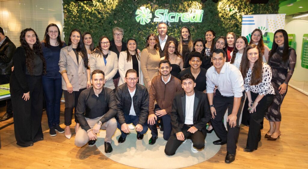 Sicredi qualifica colaboradores e amplia acesso ao mercado financeiro
