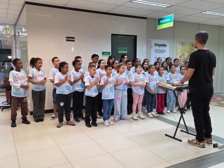 Coral Viv’ Arte se apresenta na Unimed Bauru em celebração ao Dia do Voluntariado