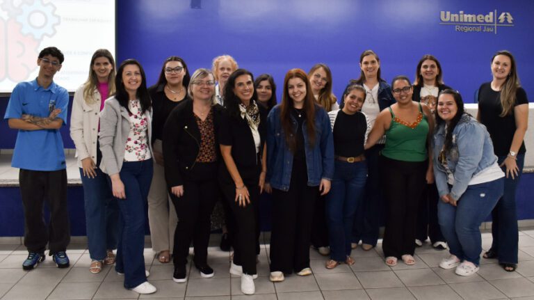 Colaboradoras da central de relacionamento da unimed regional jaú participam de curso