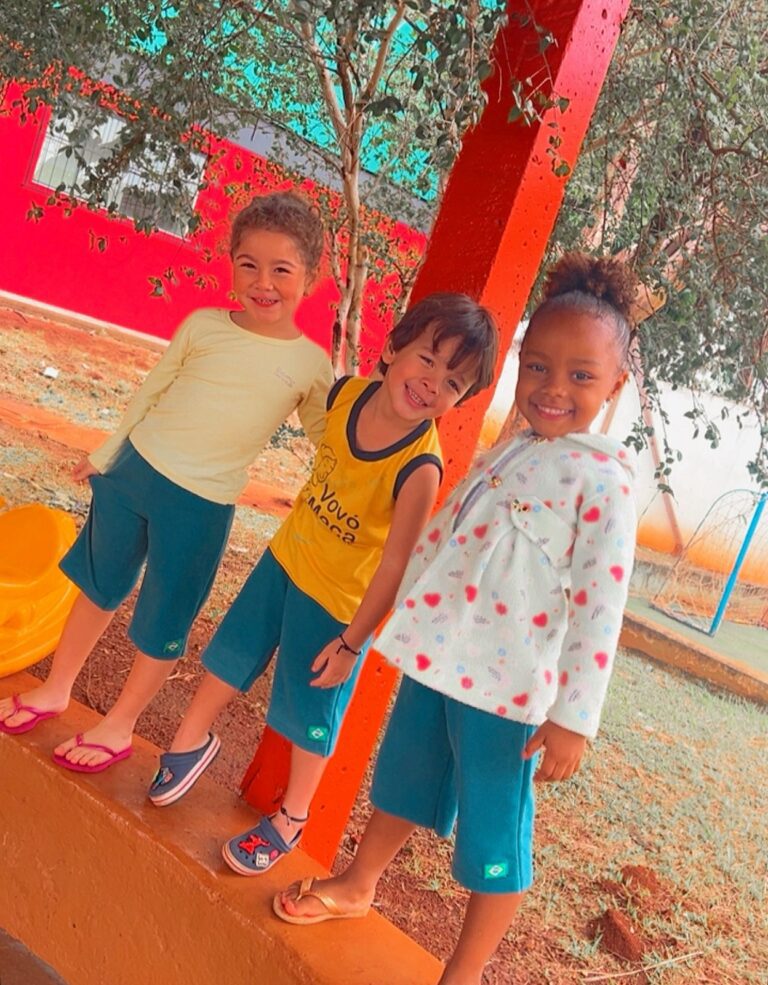 Sicoob Cooperac apoia projeto social que transforma uniformes usados em roupas infantis para doação